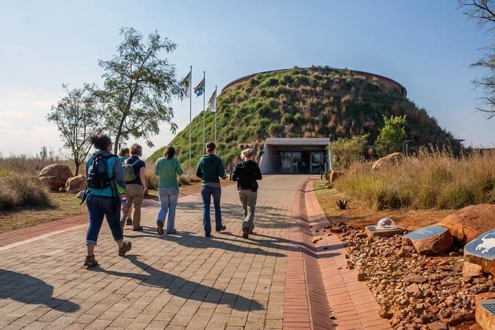 Visite privée du parc des lions du berceau de l'humanité et du village de Lesedi