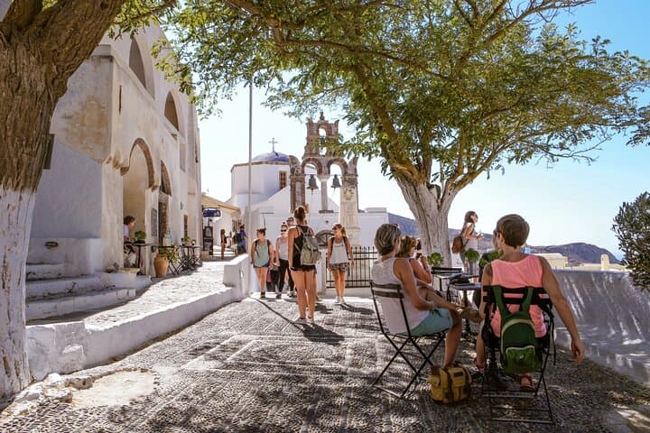 Visite privée d'une journée à Santorin avec un local image 5