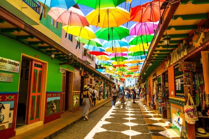 Excursion privée d'une journée de Medellín à Guatapé et au rocher El Peñol image 4