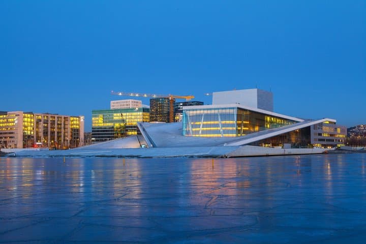 Tour privado nocturno por Oslo: luces de la ciudad y vistas al fiordo