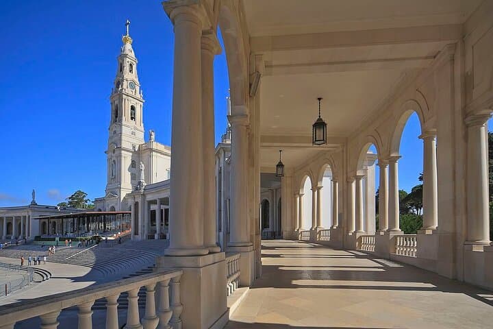 Visite privée du sanctuaire de Fátima et du village de Pastorinhos au départ de Porto image 3