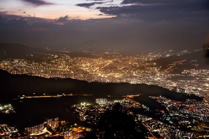 Visite nocturne privée de Medellin avec lumières et vues de la ville image 4