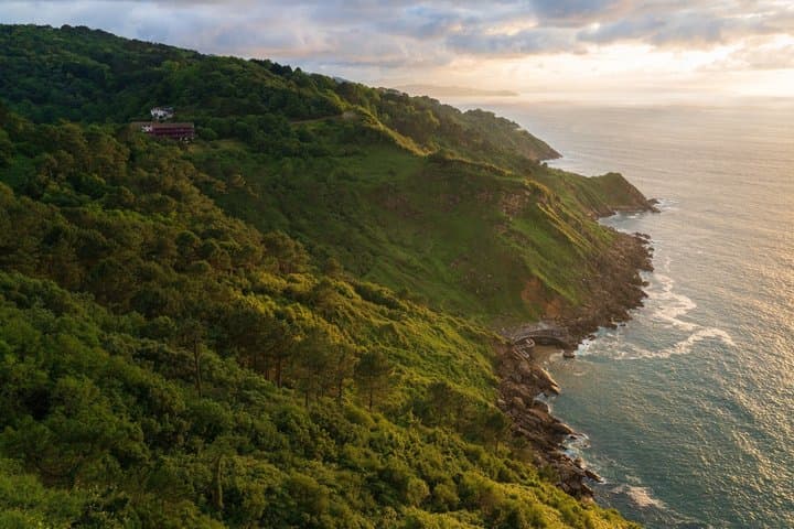 Tour privado al atardecer en San Sebastián, vistas costeras y luces de la ciudad imagen 6