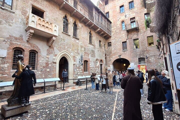 Découvrez le cœur historique de Vérone lors d'une visite privée au départ de Venise image 4
