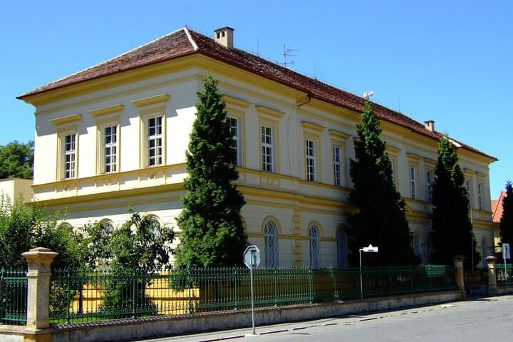 Tour histórico privado al monumento a Terezín desde Praga imagen 3