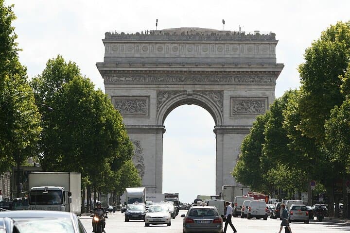 Private Paris Airport Transfer and City Sightseeing Tour image 5