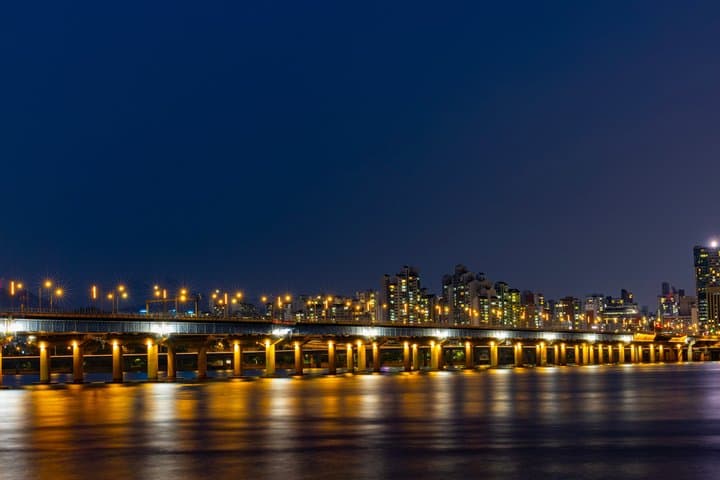 Horizonte nocturno de Seúl y luces del río Han imagen 2