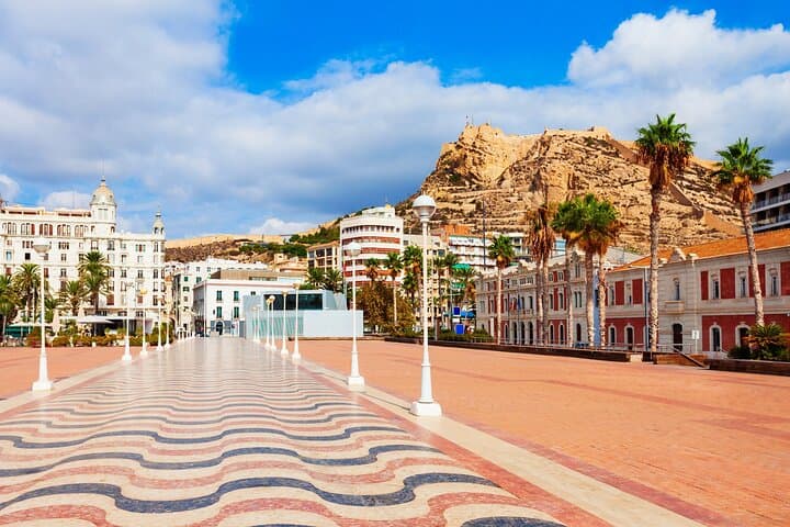 Tour privado por los lugares históricos destacados y las joyas ocultas de Alicante desde Airbnb Playa Turquesa Ocean Club foto 4