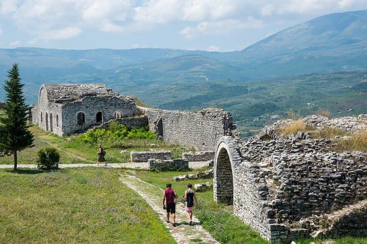 Explore Berat en una excursión turística privada de un día desde Tirana desde Airbnb Playa Turquesa Ocean Club foto 5