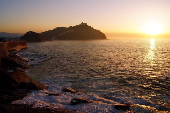 Tour privado al atardecer en San Sebastián, vistas costeras y luces de la ciudad imagen 4
