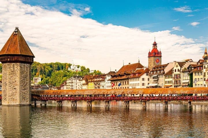 Excursión privada de un día a las vistas del lago de Lucerna y el casco antiguo de Zúrich imagen 1