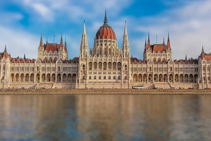 Explora Budapest: experiencia turística privada con un local imagen 2