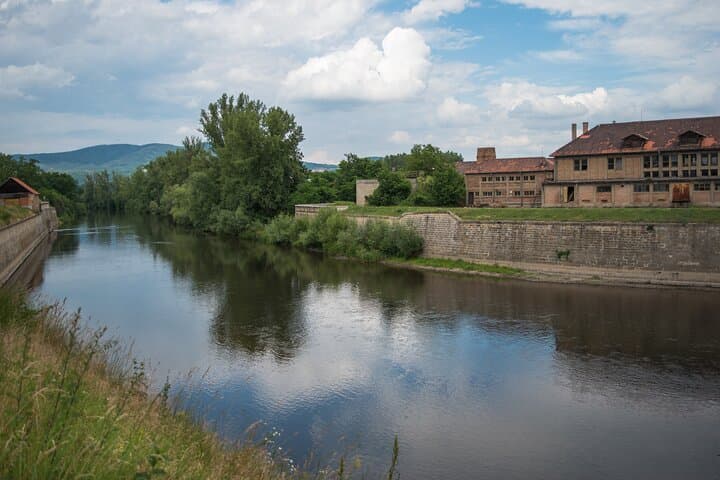 Tour histórico privado al monumento a Terezín desde Praga imagen 2
