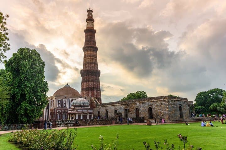 Private Tour of Old and New Delhi Jama Masjid India Gate Qutub Minar image 3