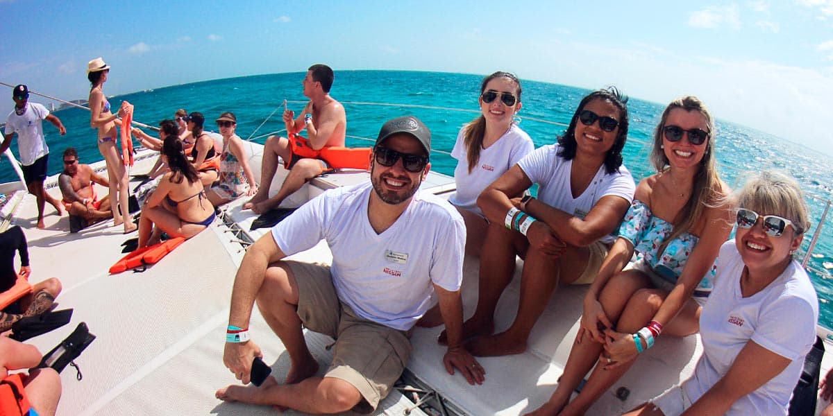 Isla Mujeres en catamarán con esnórquel y club de playa imagen 2