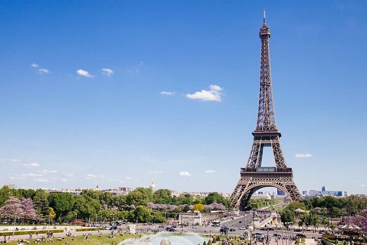 Private Paris Airport Transfer and City Sightseeing Tour image 4