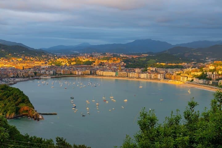 Tour privado al atardecer en San Sebastián, vistas costeras y luces de la ciudad imagen 3