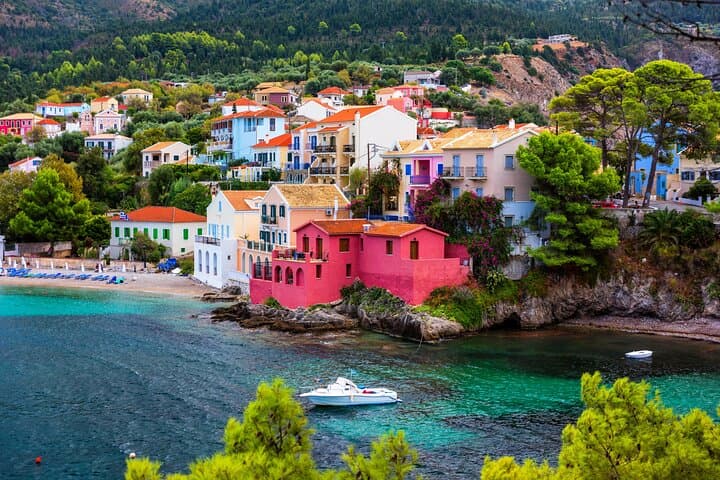 Explora Cefalonia: tour privado de día completo con un local imagen 4