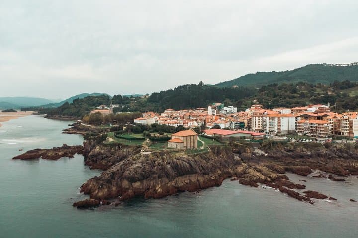 Visite en voiture privée à travers les zones de Gernika-Lumo et Bilbao image 2