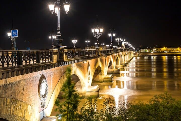 Tour nocturno de Burdeos: experiencia privada de lo más destacado de la noche imagen 6