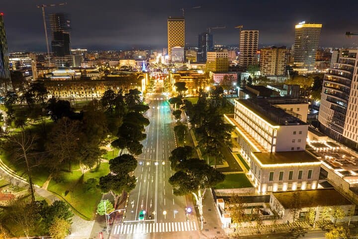 Tour privado nocturno por lo más destacado de la ciudad de Tirana desde Airbnb Playa Turquesa Ocean Club