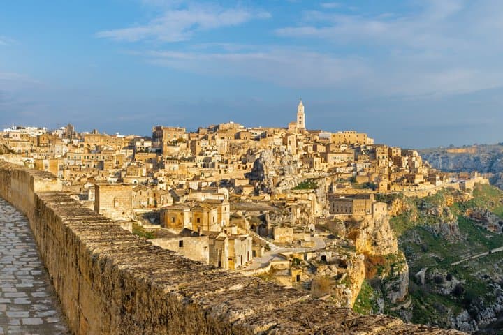 Tour privado de Matera desde Bari: distrito de Sassi y ciudad de las cuevas imagen 1