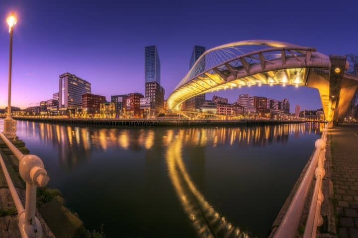 Visite nocturne privée de Bilbao avec lumières et vues du Guggenheim image 3