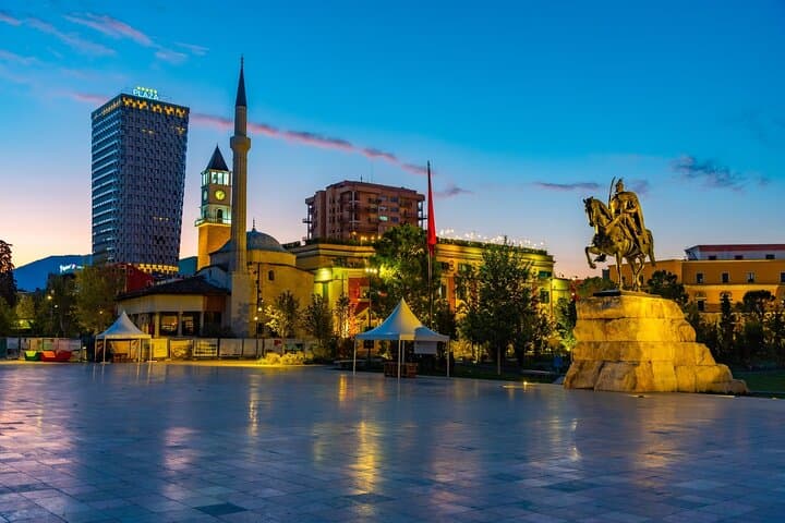 Tour privado nocturno por lo más destacado de la ciudad de Tirana desde Airbnb Playa Turquesa Ocean Club foto 5
