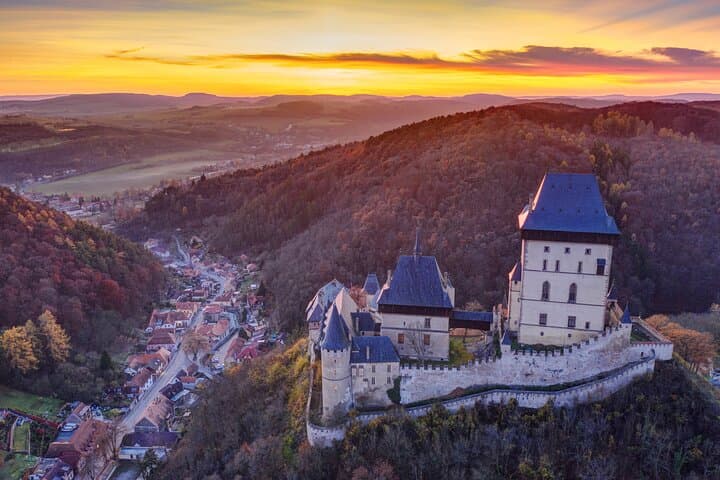 Passeio privado de Karlstejn desde Praga en coche imagen 2