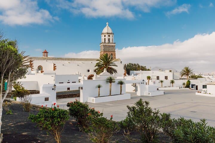 Excursion privée d'une journée à Lanzarote au marché de Teguise et au volcan LagOmar image 6