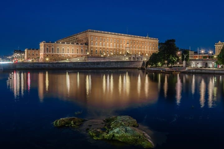 Tour privado nocturno por Estocolmo con luces de la ciudad y vista al mar imagen 4