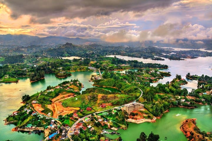 Excursion privée d'une journée de Medellín à Guatapé et au rocher El Peñol image 3