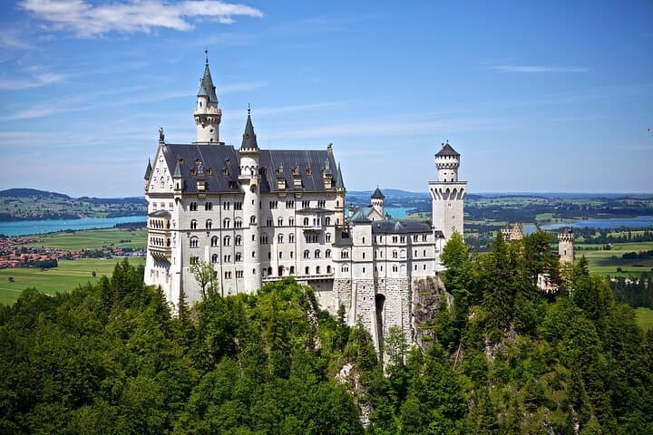 Excursion privée d'une journée à Neuschwanstein et Linderhof au départ de Munich image 1