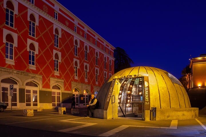 Tour privado nocturno por lo más destacado de la ciudad de Tirana imagen 6
