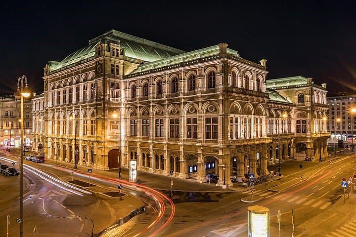 Tour privado de luces nocturnas y monumentos de Viena imagen 2