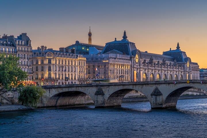 Private Paris Airport Transfer and City Sightseeing Tour