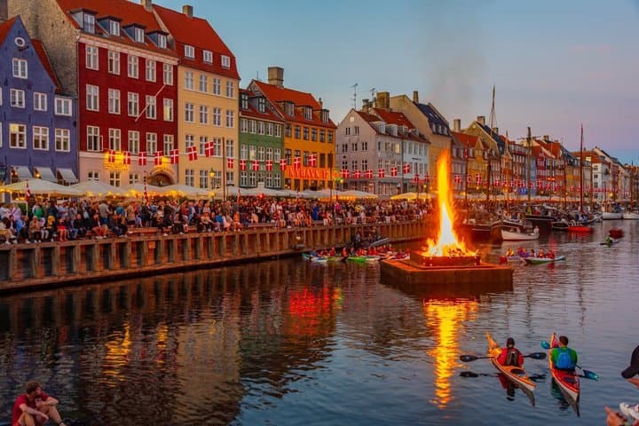 Tour privado nocturno por Copenhague en Nyhavn con lo más destacado de la ciudad desde Airbnb Sol Caribe Apartments foto 2