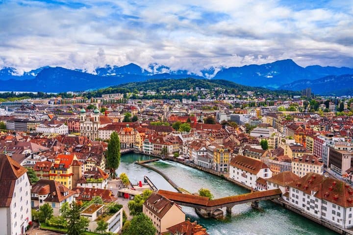 Excursión privada de un día a las vistas del lago de Lucerna y el casco antiguo de Zúrich imagen 4
