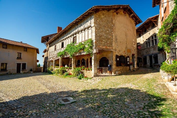 Excursion privée d'une journée de Lyon au village médiéval de Pérouges