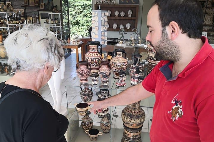 Excursion d'une journée sur le canal de Corinthe au départ d'Athènes avec dégustation de vin et atelier de poterie