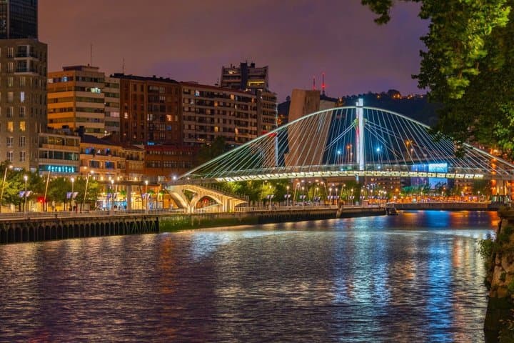 Visite nocturne privée de Bilbao avec lumières et vues du Guggenheim image 2