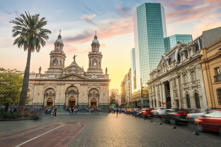 Exploración privada de Santiago de los aspectos más destacados de la ciudad y las gemas ocultas desde Airbnb Stanza Mare Beachfront