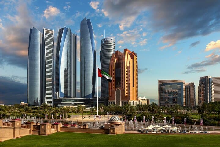Dubai: Grand Mosque and Abu Dhabi Palace Private Day Trip image 3