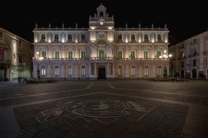 Catania privada de noche: calles de piedra de lava y luces junto al mar desde Airbnb Playa Turquesa Ocean Club foto 4