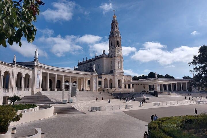 Visite privée du sanctuaire de Fátima et du village de Pastorinhos au départ de Porto image 6