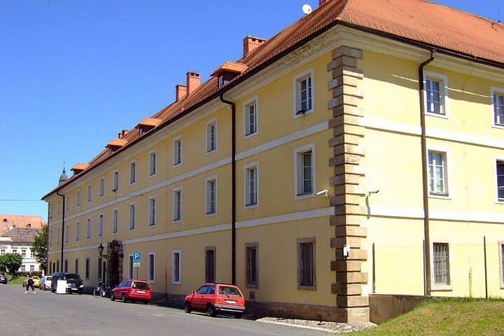 Tour histórico privado al monumento a Terezín desde Praga imagen 4
