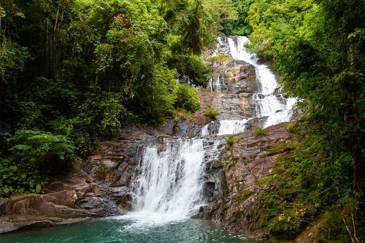 Excursion privée d'une journée de Phuket à Khao Lak et aux cascades