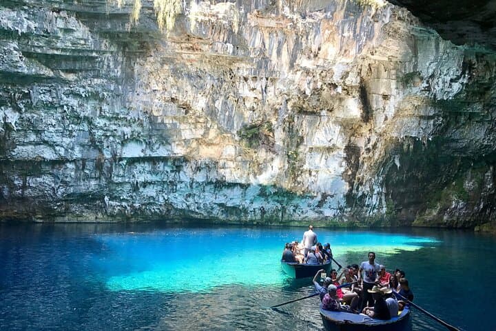 Explora Cefalonia: tour privado de día completo con un local imagen 2