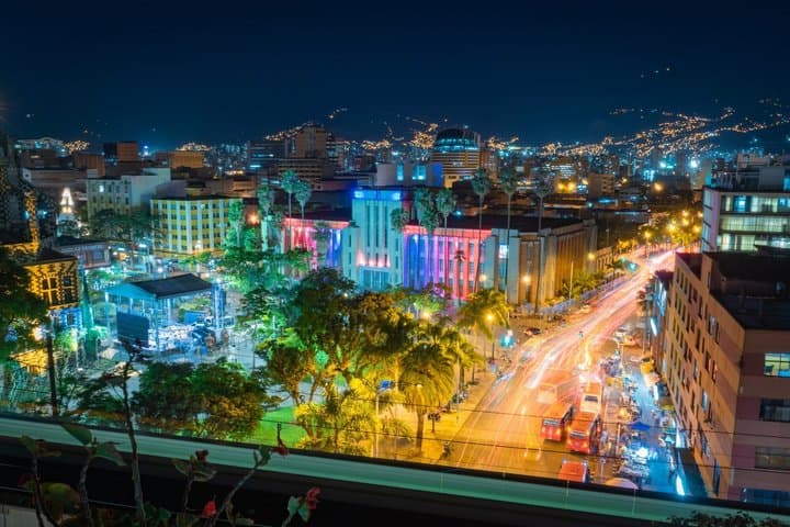 Visite nocturne privée de Medellin avec lumières et vues de la ville image 2