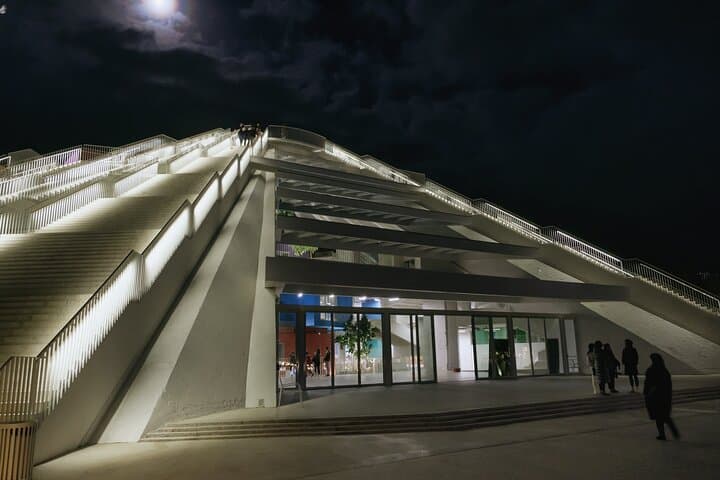 Tour privado nocturno por lo más destacado de la ciudad de Tirana desde Airbnb Playa Turquesa Ocean Club foto 2